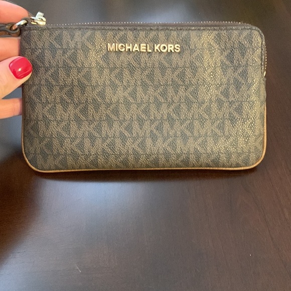 Michael Kors Jet Set Travel Large Logo Wristlet - Picture 2 of 7